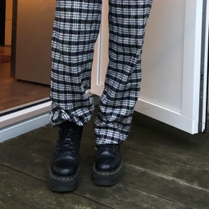 Rutiga byxor 🖤🤍 - Skitsnygga rutiga byxor 🤍🖤