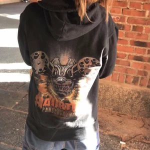 Zip up hoodie - Bra skick, vet ej storlek men gissar på S kanske??  Köpare står för frakt