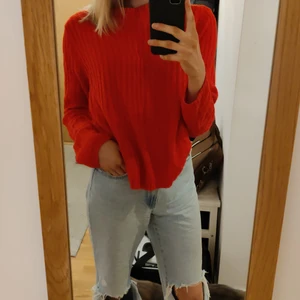 Röd tröja - Fin röd tröja som skulle passa perfekt till julen 💕 ganska stor och väldigt skönt material ☺️ varm och skön till vintern 