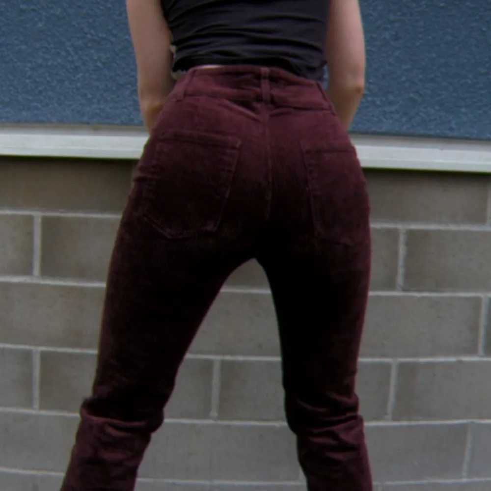 Manchesterbyxor. Mörkbruna, typ burgundy. Bootcut. Elsa (på bild) är 165cm. Swipe för twerk. Jeans & Byxor.