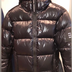 Peakperformance jacka - Denna jackmodell säljs inte längre alltså är den väldigt rare, köpt för cirka 3300 SEK. Jackan har inte en ända skråma och som helt ny.