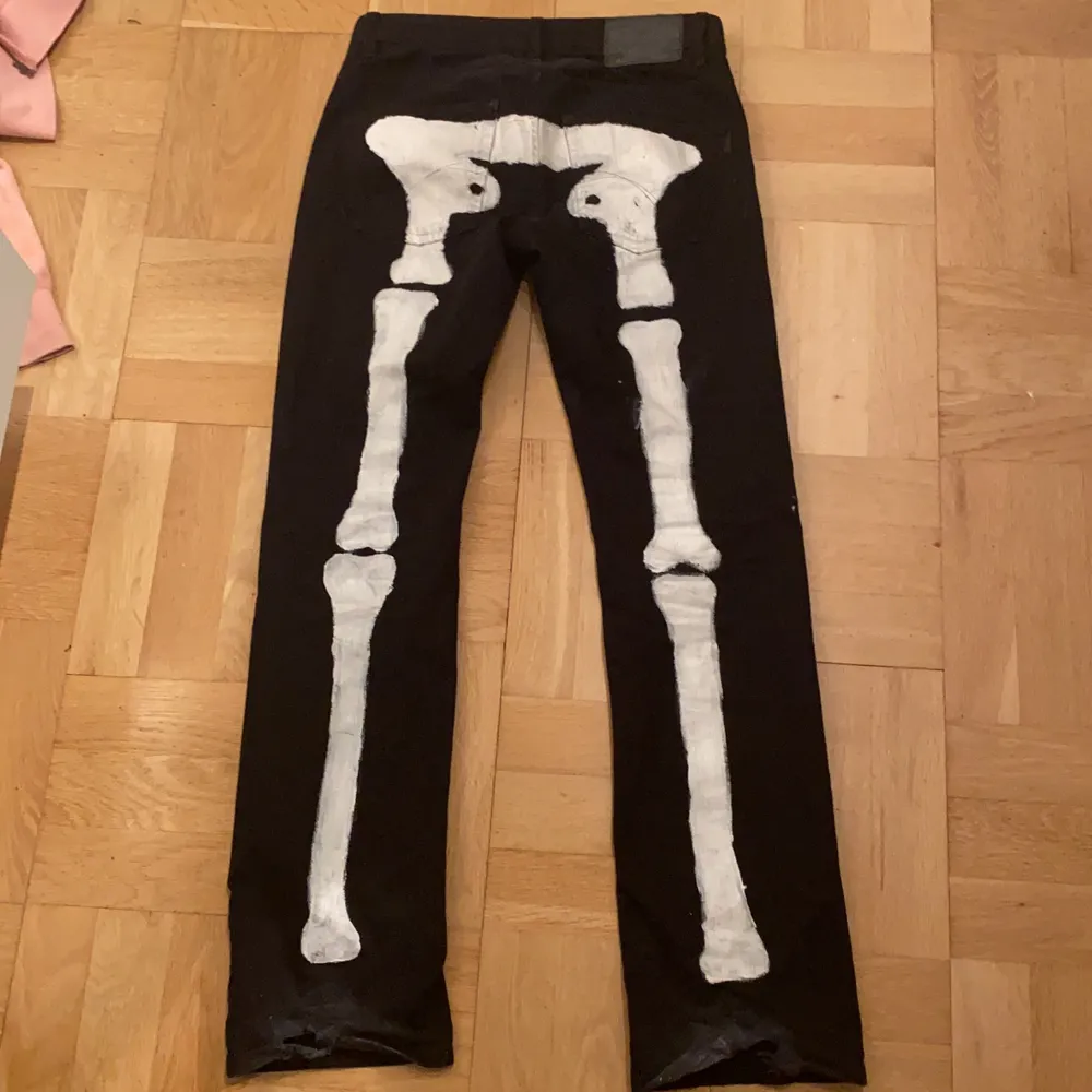 säljer mina as coola skelett byxor som jag har målat själv! byxorna är köpta secondhand . Jeans & Byxor.