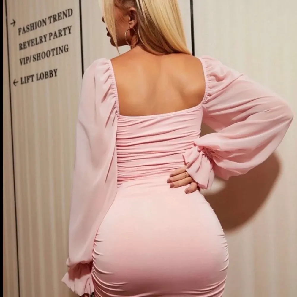 Säljer denna fina rosa klänningen i storlek L då den aldrig kom till användning. Klänningen är endast testad. Den är jätte stretchig. Jag är i vanliga fall en xs-s och den passar mig. Man kan även justera banden vid brösten för en önskad resultat. Skulle nog säga att den passar en människa som har storlek S-L. . Klänningar.