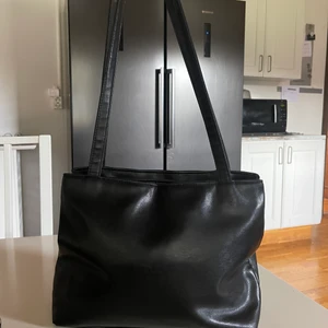 Mellan stor väska  - Väldigt fin och praktiskt svart väska! Med två stycken stora fack inuti väskan samt dragkedja, den är köpt på secondhand och därför lite sliten i banden men de är ingen som syns! Älskar väskan och storleken på den då den är perfekt när man inte vill ha för stor väska men ändå ha med sig något.🤎