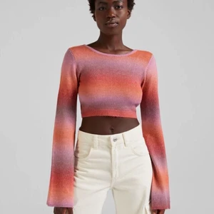 Populär slutsåld topp MEDIUM - Säljer denna snygga slutsålda topp från Bershka då det inte var rätt stil för mig! 💓💓💓 Har medium och small! SMALL SÅLD. Medium kvar- passar en small!! Högsta bud 400