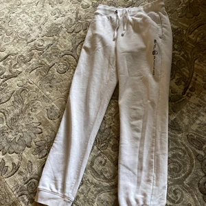 byxor - vita byxor som har storleken 150 