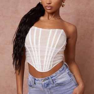 Söt korsett från Prettylittlething - Säljer denna jättesöta, prickiga ish, offwhite-färgade korsetten från Prettylittlething, pga för liten för mig.🥰 aldrig använd, lappen kvar, resor i ryggen, pm för frågor/fler bilder 