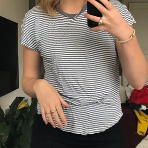 randig tshirt  - jöttesöt tshirt i blått och vitt, trendig och passar till allt! tunn och jätteskön. 