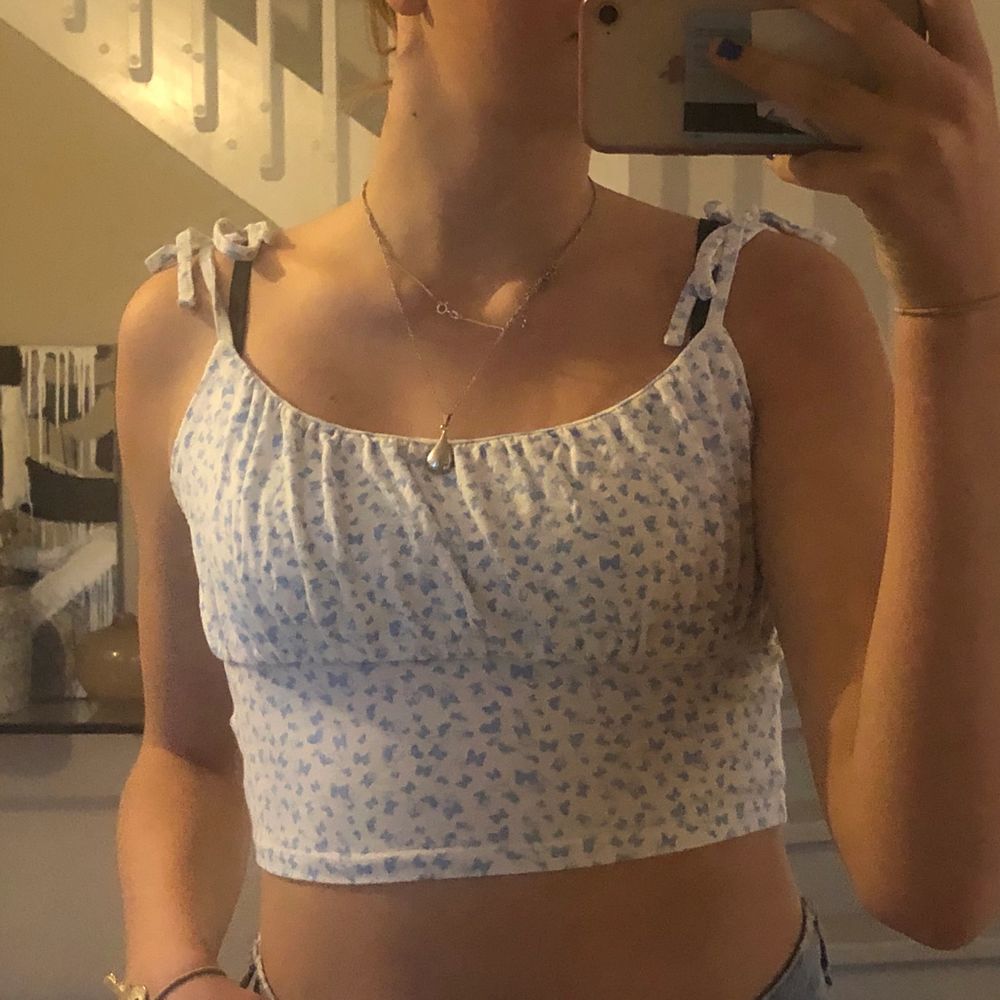 denna vita croptop har int ekonmin till användning! Använt den några få par ggr! Men nu så tar jag den vidare! Denna croptop har som band som man kan göra kortare och även förlänga om man nu vill det! Den är i storlek S! Den har som lite fluff just vid brösten som är en fin dekoration! Original priset var på ett ungefär 79,90! . Toppar.