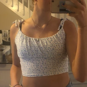 Vit croptop med blåa fjärilar strl S - denna vita croptop har int ekonmin till användning! Använt den några få par ggr! Men nu så tar jag den vidare! Denna croptop har som band som man kan göra kortare och även förlänga om man nu vill det! Den är i storlek S! Den har som lite fluff just vid brösten som är en fin dekoration! Original priset var på ett ungefär 79,90! 