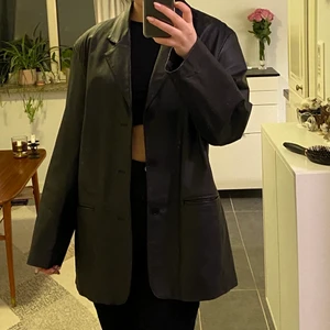 Oversize läderjacka - Superbra skick, herrstorlek men passar jättebra på tjejer också ❤️‍🔥 oversize modell, jag är 178 cm lång. Frakt tillkommer på 63kr