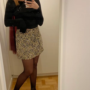 Kjol - Säljer min supersöta kjol från New Yorker💞 Den är i storlek s men passar nog också xs eller m eftersom det är resor vid midjan. Den är knappt använd och därför i väldigt bra skick! Små söta knappar på framsidan och vid mitten av kjolen. Nypris 150kr men jag säljer för 70:) Möts gärna upp i Stockholm, annars står köparen för frakt☀️