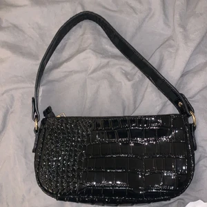 Svart lack handväska  - Jättefin helt oanvänd handväska! Helt ny och kommer inte till användning pågrund av att jag har så många väskor! Pris kan ändras!!