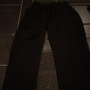 Svarta cargo pants från Gina Tricot storlek S