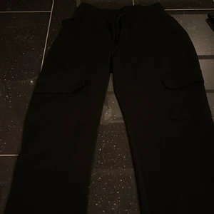 Byxor  - Svarta cargo pants från Gina Tricot storlek S