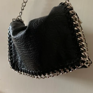 Tiamo väska - Säljer min Tiamo väska då jag knappt använt den, är den större storleken! Super fin väska me bra utrymme och smidig 💖💖 