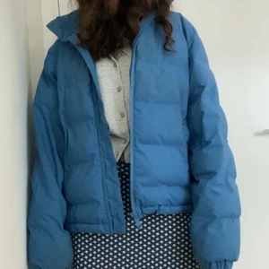 Blå vinterjacka  - Så snygg blå jacka som påminner lite om fjällräven jackorna! Jag är en xs-s och den är lite overaized på mig men tycker bara det ser snyggt ut, passar därför nog de flesta storlekarna! Mycket bra skick och köpt för 1000kr:)