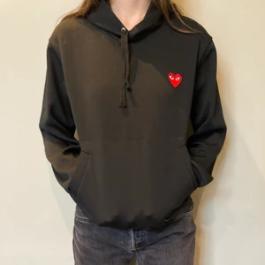COMME DES GARÇONS hoodie - Svart hoodie från COMME DES GARÇONS, köpt för 2300kr och sparsamt använd. Storlek M och unisex, skriv om du har frågor, köparen står för frakt :) 