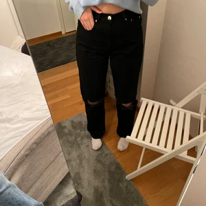 Gina tricot jeans stolek 38  - Säljer mina snygga svarta jeans med hål på knäna från gina tricot. De är i fint och bra skick, knappt använda. Köpte dom för 600kr men säljer för 300kr, köparen står för frakt. 