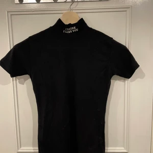 Polotröja med text  - En kortärmad polotröja med ”I think I like you” vid halsen. Använd en gång. Från boohoo