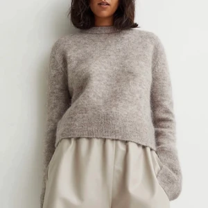 Stickad tröja - Säljer denna så populära och slutsålda stickade tröjan från hm då den tyvärr inte kommer till användning hos mig. Långa ärmar och så fin färg!! Aldrig använd och lappen är kvar. Storlek xs men sitter som en s. Nypris 499 köp direkt för 320  eller buda från 250!!💕