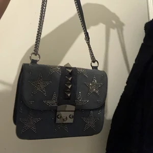 Valentino inspirerad väska - Valentino inspirerad väska som man kan ha som Cross eller över axeln . Är i ny skick! Högsta bud:185 kr