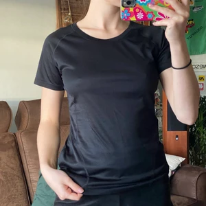 Svart träningstopp  - Svart träningstopp i storlek S/XS, använd men fortfarande i bra skick. Säljer för 40 kr, köpte står för frakten. 💖