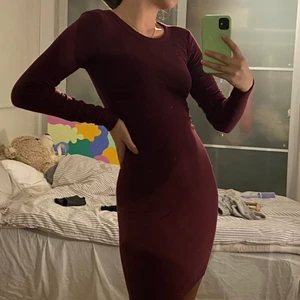 Vinröd kroppsformande klänning <3 - Vinröd kroppsnära klänning, hur fin som helst! Enkel att klä upp eller ner, och i perfekt skick! 