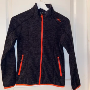 Fliströja - Flis tröja perfekt när det är kallt ute, själv har jag använt den till skidåkning, köpt för 400kr säljer för 50kr+ frakt. 