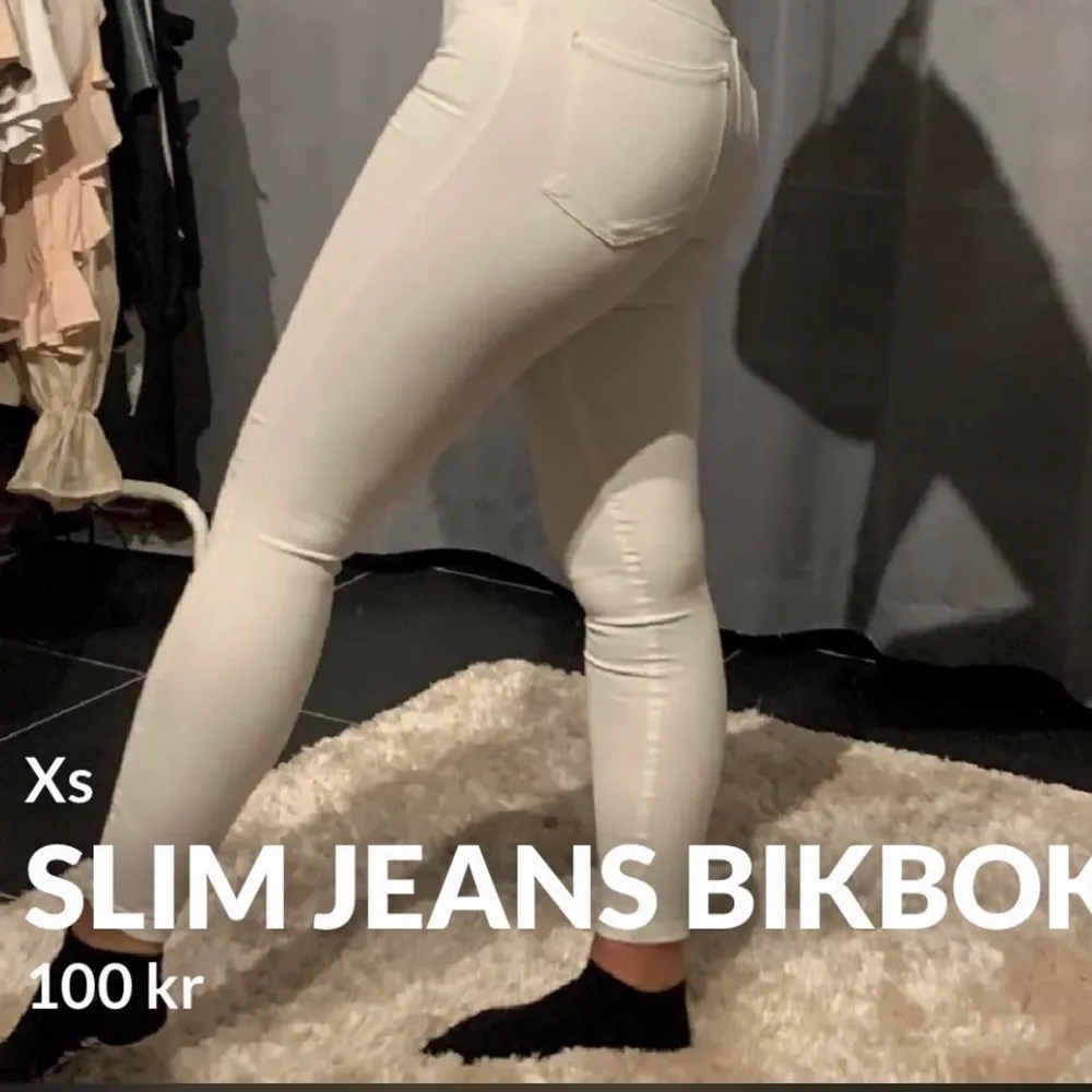 Vita slim jeans från bikbok. Högmidjade. Knappt använda, känns som nya. Storlek xs nypris 399kr. Köparen står för frakt.. Jeans & Byxor.
