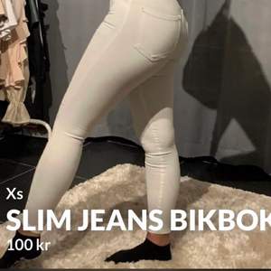 Vita slim jeans från bikbok. Högmidjade. Knappt använda, känns som nya. Storlek xs nypris 399kr. Köparen står för frakt.