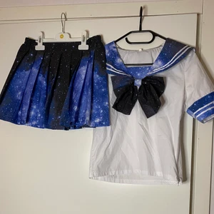 Sailorfuku set - Skoluniform köpt på kawaii. Gott skick. Rätt kort. Blus, rosett och kjol ingår i priset. Kan mötas upp i Sthlm. Köpare står för frakt. Tar endast swish.
