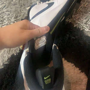 Basket skor  - Säljer et par basket skor för 550 säljer därför för 200 då de är använda mkt ❤️men dom ser int ut o vara nått fel så ska funka super❤️