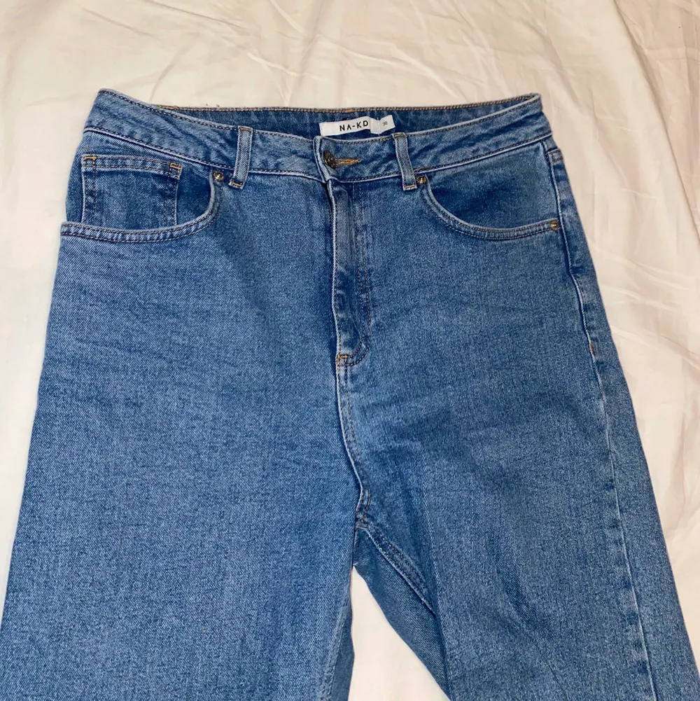 Jeans från NA-KD, använda cirka 5 gånger.. Jeans & Byxor.