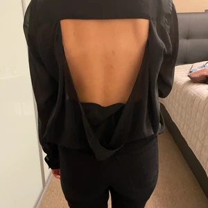 Skjorta från Gina Trickot  - En väldigt fin skjorta från Gina med öppen rygg🤩 Den är bara använd 1 gång. Säljer eftersom den är lite för stor för mig. Köparen står för frakten 