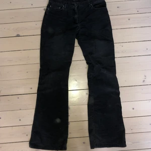 Gråa Bootcutbyxor i Manchester  - Mörkgråa byxor i Manchester. I bootcutmodell och låg midja. Storlek 38. Säljes då dom är för små för mig. Köparen står för frakten💓