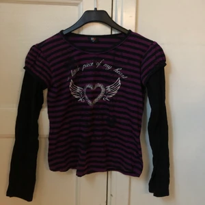 Söt topp - Söt topp med inbyggd långärmad tröja. Lilarandig och tryck fram. Storlek XS. Köparen står för frakten💓