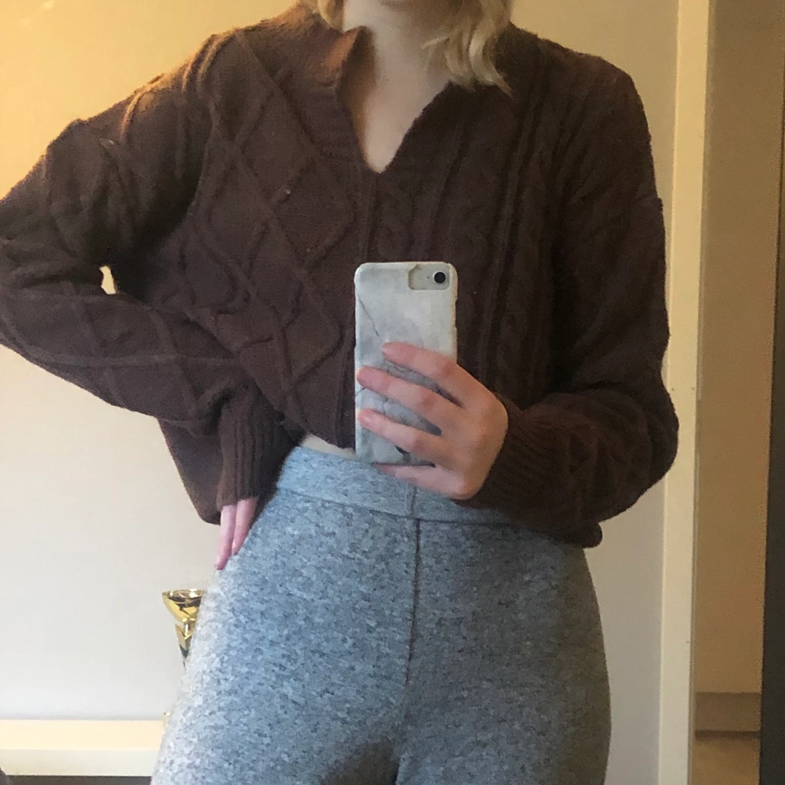 Brun, stickad tröja