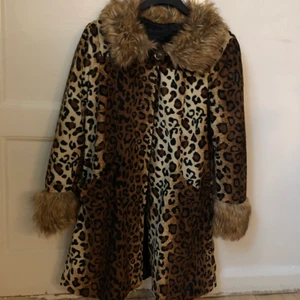 Unik kappa med päls och leopardmönster  - Kappa med leopardmönster och fuskpälsdetaljer vid kragen och ärmarna. Köptes på humana för ca ett år sen och älskade den men använder den sällan nuförtiden. Ca storlek S-M. Köparen står för frakten💓