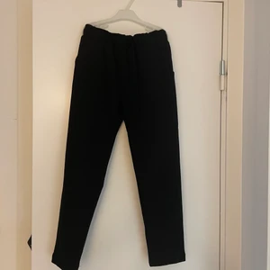 Kostymbyxor storlek 134 - Ett par svarta kostymbyxor som aldrig är använda i storlek 134 