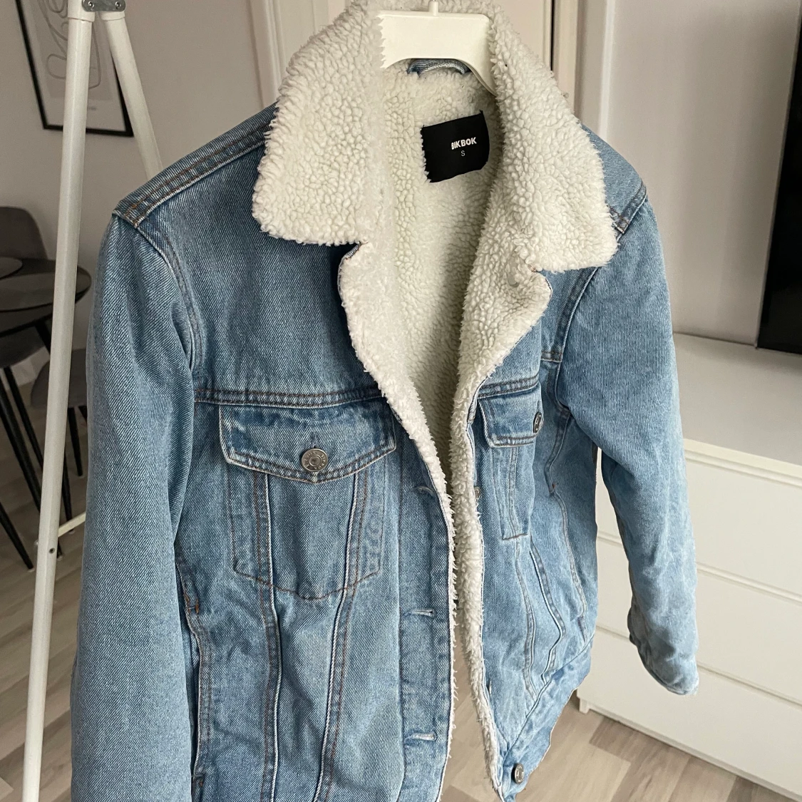 Jeansjacka med vitt ”lurv”?