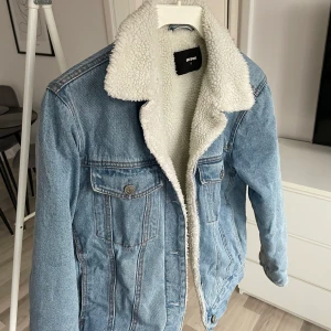Jeansjacka med vitt ”lurv”? - En snygg varmare jeans jacka i storlek S från bikbok. Fin i skicket men inte min ”stil” längre, har väl 8 andra jackor. 