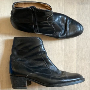 Boots - Superfina boots med spetsig tå. De är i använt skick och är smått sliten på klacken(se bild). Äkta läder :)