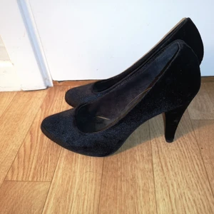 Högklackat sammet skor svart 39 - Svarta sammets högklackat i stl 39 i fint skick