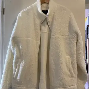 En vit fleece jacka från Lager 157 i storlek XL. 