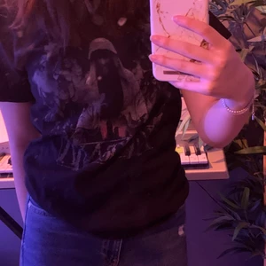 t-shirt med tryck - inte något speciellt märke men en riktigt snygg tröja. Passar inte min still längre så tänker att jag säljer den till någon som har användning till den. Buda på