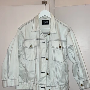 Jeansjacka - Vit cheapmonday jeansjacka, köpte den secondhand men aldrig kommit till användning. Stor i storleken 