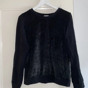 Filippa K tröja  - Lite grå velour fram men resten vanligt svart bomullstyg. Superfin! 