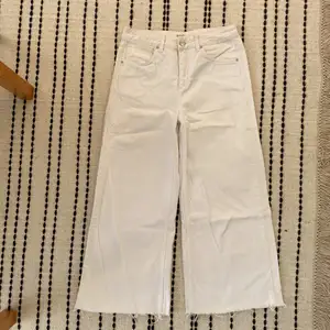 Vita jeans från BDG i modellen Ali. När jag tvättade dem första gången så färgade lappen ut sig som på sista bilden. Annars är de i nyskick!
