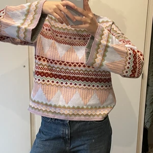 Tröja - Gör mysig tröja från zalando. Knappt använd och säljer för att den inte kommer till någon användning! Lite oversize på mig som vanligtvis är storlek S. Om många är intresserade så buda, om inte kan jag tänka mig att gå ner i pris:) (frakt ingår inte i priset)